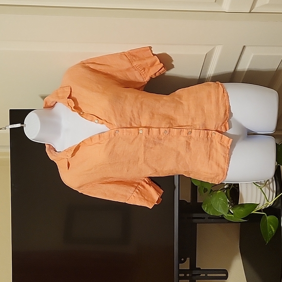 Beautiful lightweight coral short sleeved button up top - Picture 1 of 6